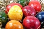 Vyzkoušejte barvení vajec přírodními prostředky