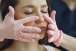 Botulotoxin, laser, nebo nitě? Nejpopulárnější zákroky na klinikách estetické medicíny v Praze