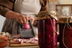 Fermentované potraviny: Proč se vracejí kvašené dobroty na naše stoly