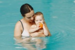 Máte doma miminko? A už jste ho přihlásili na kurzy plavání pro kojence?