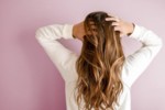 Trápí vás padání vlasů? Známe příčinu i řešení